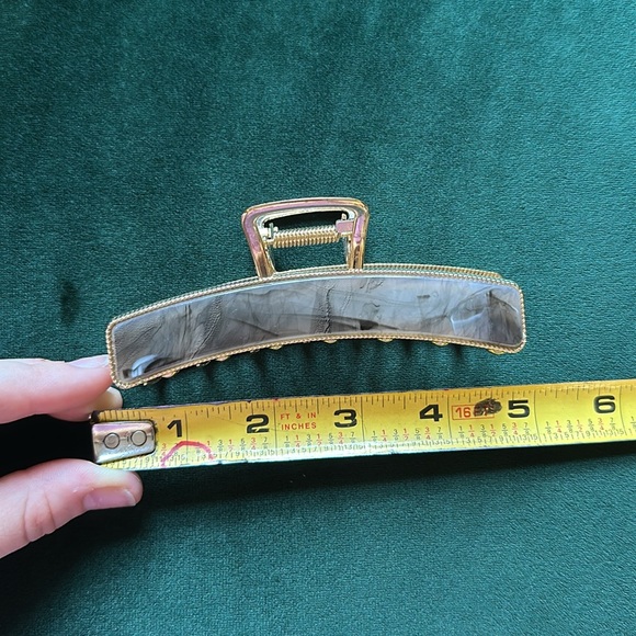Anthropologie Resin set of 4 Claw Hair Clips - Picture 6 of 9